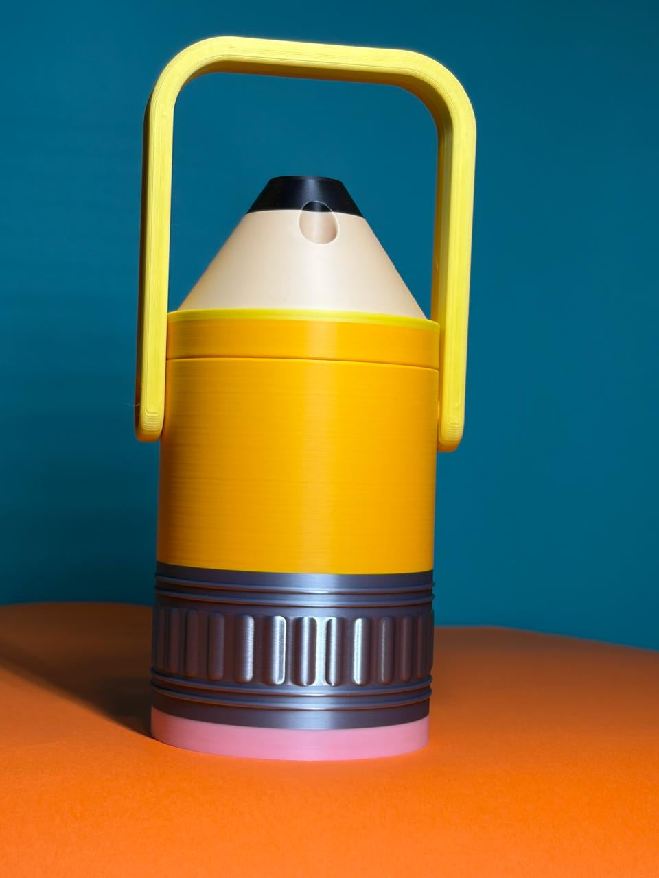 Lápiz porta lata con popote